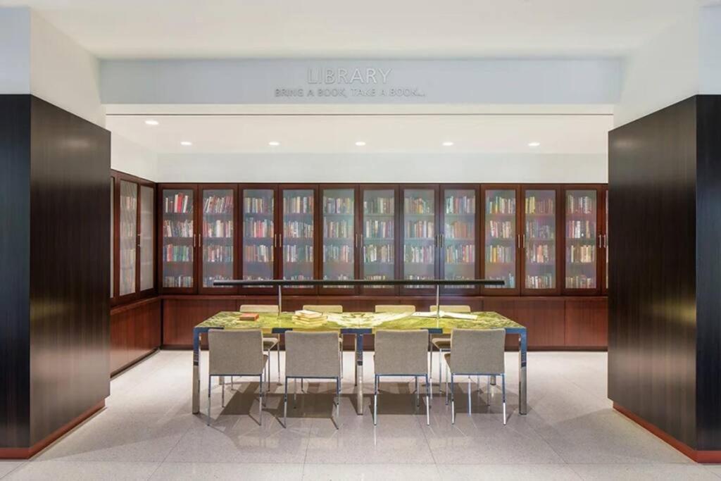 Elegant Apartment W Views At Crystal City Arlington Buitenkant foto