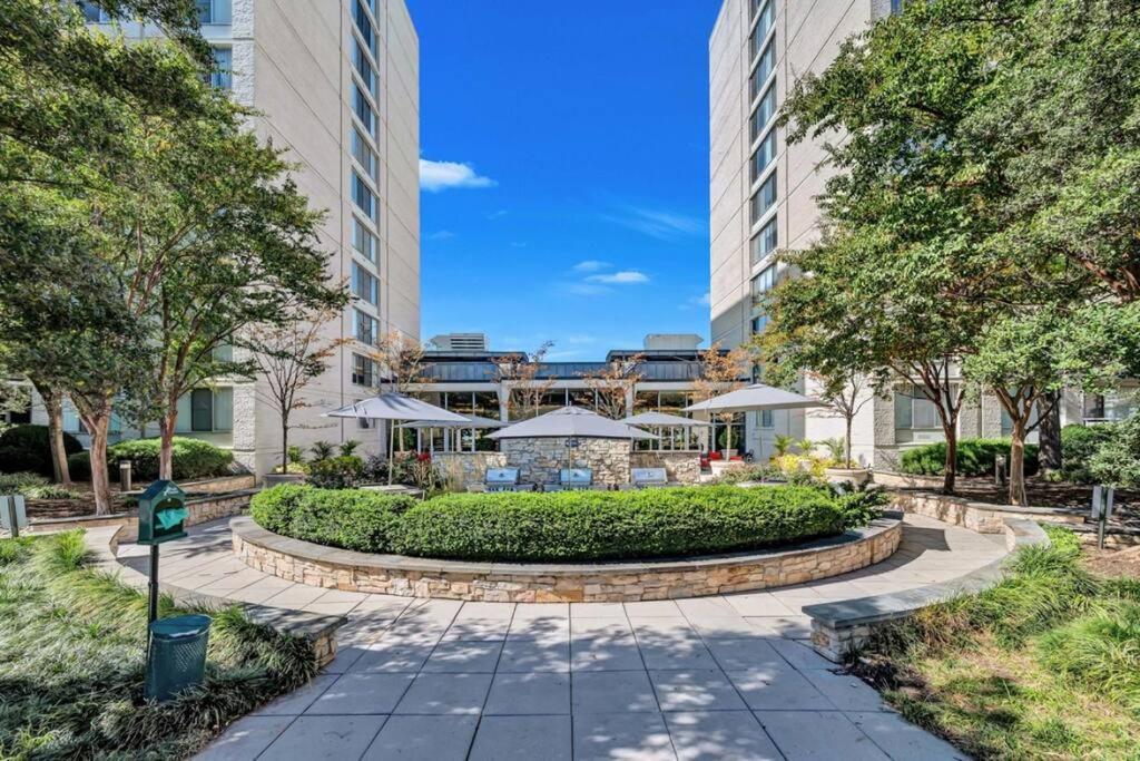 Elegant Apartment W Views At Crystal City Arlington Buitenkant foto