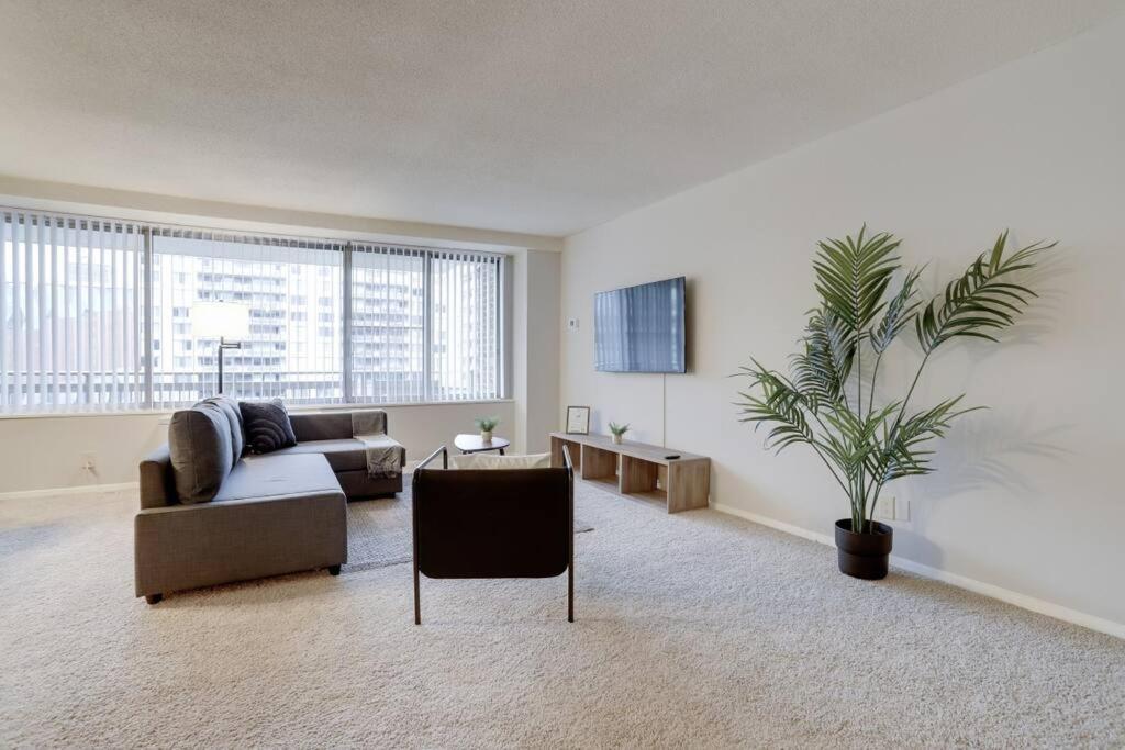 Elegant Apartment W Views At Crystal City Arlington Buitenkant foto
