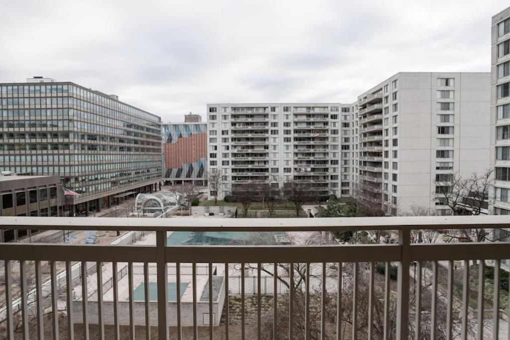 Elegant Apartment W Views At Crystal City Arlington Buitenkant foto