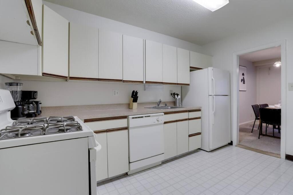 Elegant Apartment W Views At Crystal City Arlington Buitenkant foto