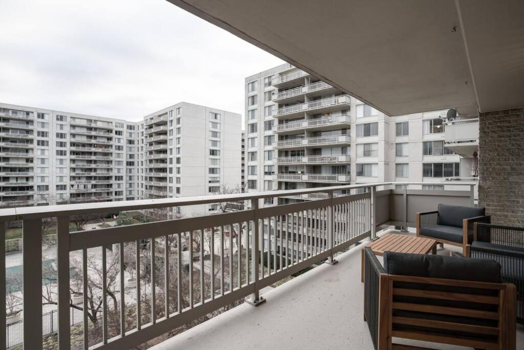 Elegant Apartment W Views At Crystal City Arlington Buitenkant foto