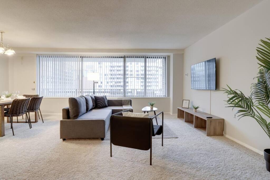 Elegant Apartment W Views At Crystal City Arlington Buitenkant foto