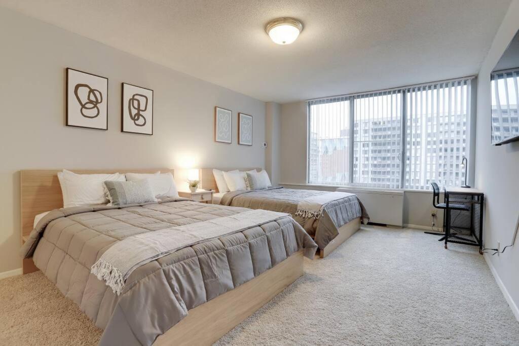 Elegant Apartment W Views At Crystal City Arlington Buitenkant foto