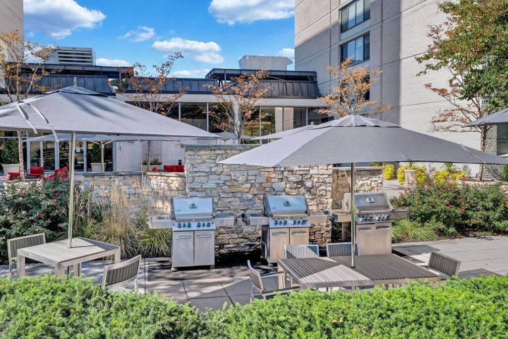 Elegant Apartment W Views At Crystal City Arlington Buitenkant foto